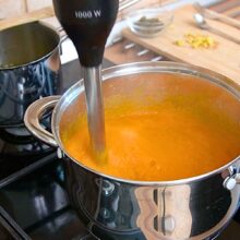 Legumele coapte pasate cu blenderul vertical pentru o supă cremă fină de morcovi cu măr și ghimbir