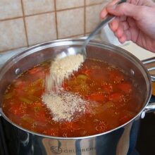 Se adaugă fulgi de drojdie inactivă în ciorba de praz, pentru un plus de nutrienți