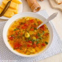 Ciorbă de legume cu praz, morcov și roșii, servită caldă