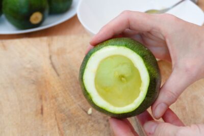 Dovlecel rotund crud, scobit cu grijă pentru a fi umplut cu compoziție de post