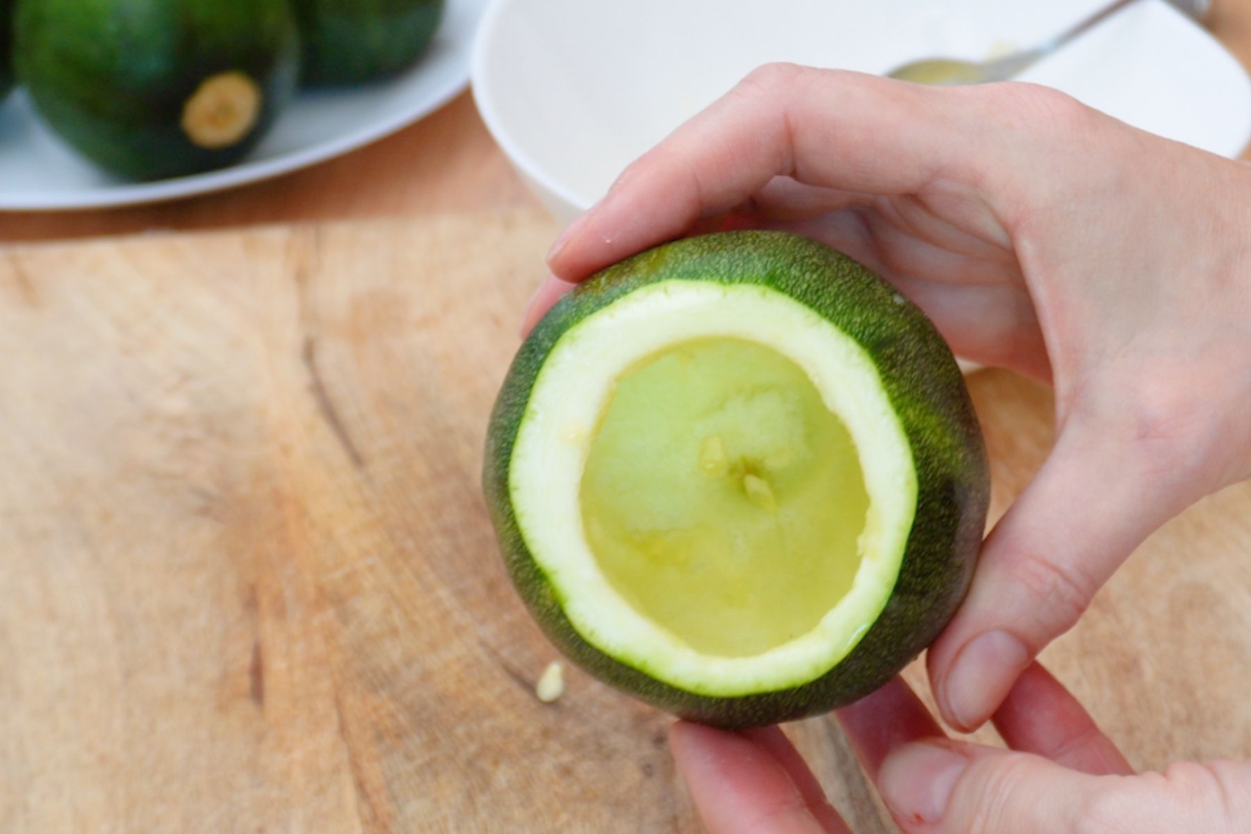 Dovlecel rotund crud, scobit cu grijă pentru a fi umplut cu compoziție de post