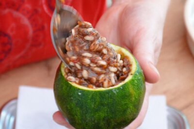 Dovlecel rotund umplut manual cu orez și ciuperci, în rețetă de post