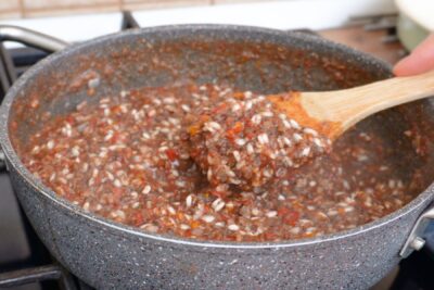 Umplutură de post din orez, ciuperci și ceapă călită, pregătită pentru dovleceii umpluți