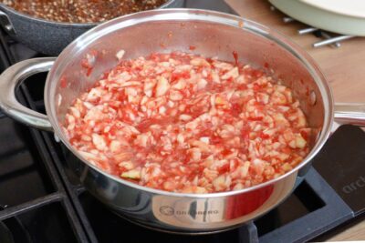Sos de roșii cu pulpă de dovlecei tocată, pentru a fi adăugat peste dovleceii umpluți înainte de coacere