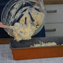 amestec pentru chec sărat turnat in tava