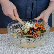 amestecare ingrediente pentru chec aperitiv în castron: legume, masline, branzeturi si sunca