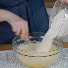 incorporare faina în amestec de ouă bătute si iaurt pentru chec sarat