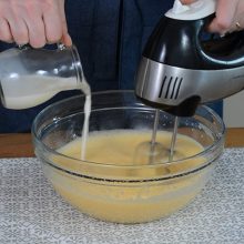 pregatire aluat cu ouă și iaurt pentru chec aperitiv