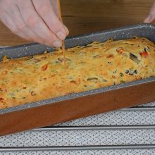 chec sărat cu legume scos din cuptor si testat cu scobitoarea