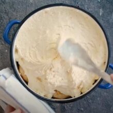 pandișpan pufos turnat în cratiță peste mere caramelizate pentru tort