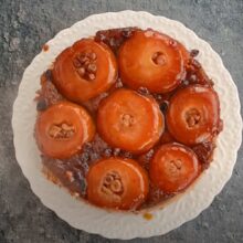tort de mere caramelizate răsturnat pe platou pentru răcire