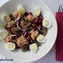 Salată cu fasole roşie, ton şi ouă de prepeliţă