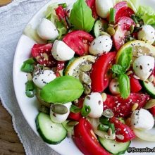 Salată cu roşii, mozzarella şi seminţe fel de fel