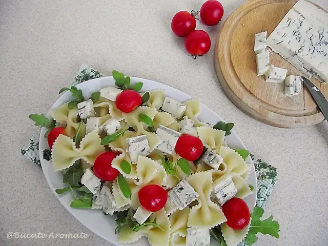 Salată de paste cu brânză gorgonzola şi roşii cherry