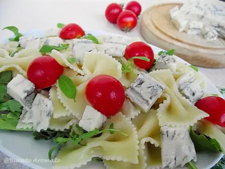 Salată de paste cu brânză gorgonzola şi roşii cherry
