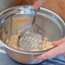 Fasole fiartă pasată manual pentru a obține un sos legat, fără făină, în mâncarea de post