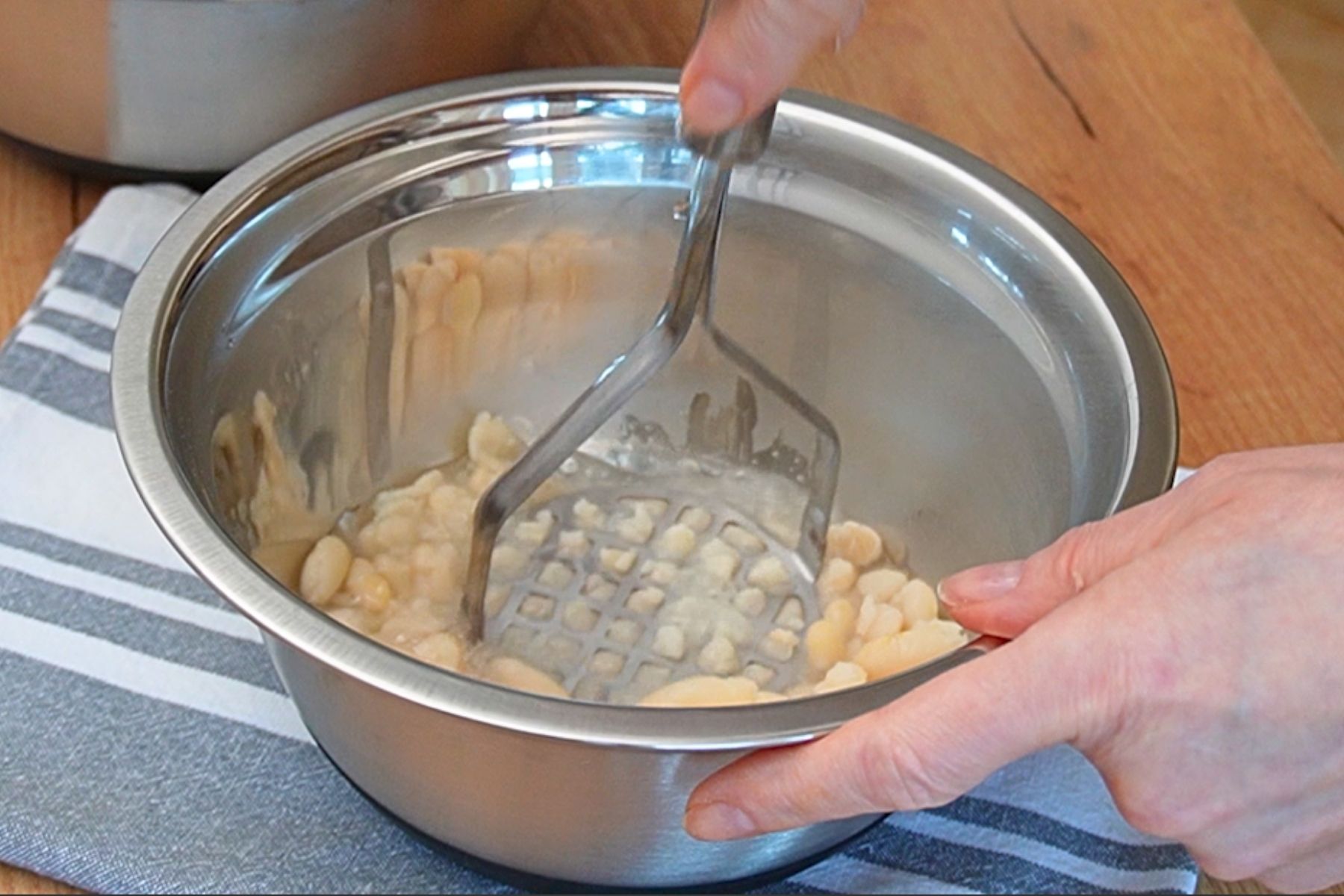 Fasole fiartă pasată manual pentru a obține un sos legat, fără făină, în mâncarea de post