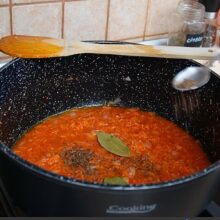 Sos de roșii cu ceapă, morcov, dafin și chimen pentru iahnie de fasole de post