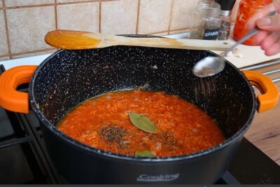 Sos de roșii cu ceapă, morcov, dafin și chimen pentru iahnie de fasole de post