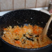 Ceapă, morcov și țelină rase și călite pentru baza de sos la mâncarea de fasole