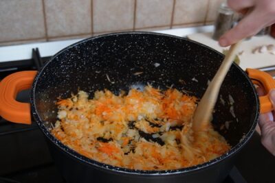 Ceapă, morcov și țelină rase și călite pentru baza de sos la mâncarea de fasole