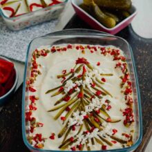 Platou cu salată de boeuf decorată pentru masa de Crăciun