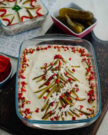 Platou cu salată de boeuf decorată pentru masa de Crăciun