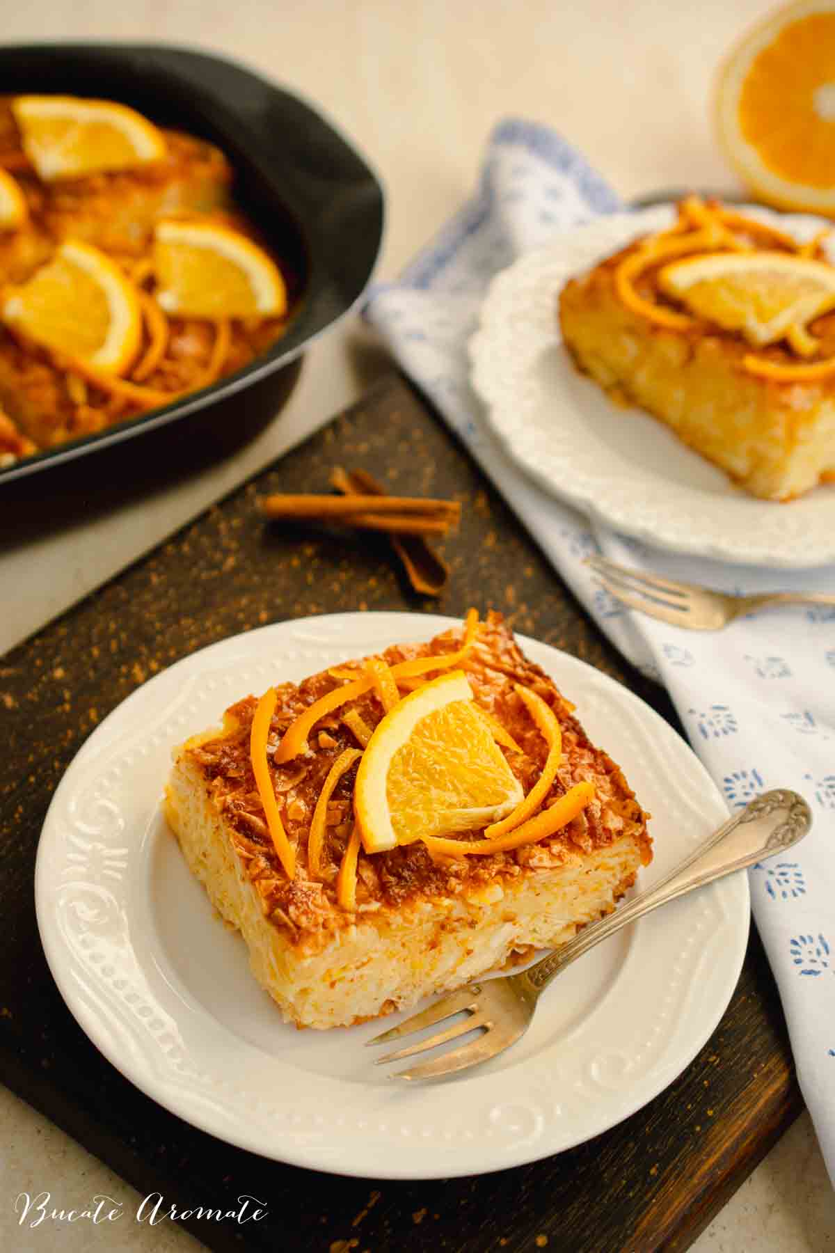 Plăcintă grecească portokalopita, prăjitură însiropată cu portocale și foi de plăcintă, gata de servire
