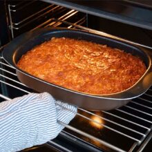 Plăcintă grecească Portokalopita rumenită în tavă, proaspăt scoasă din cuptor