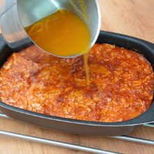 Turnare de sirop de portocale peste Portokalopita – desert grecesc însiropat