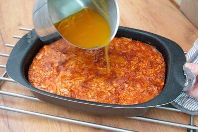 Turnare de sirop de portocale peste Portokalopita - desert grecesc însiropat