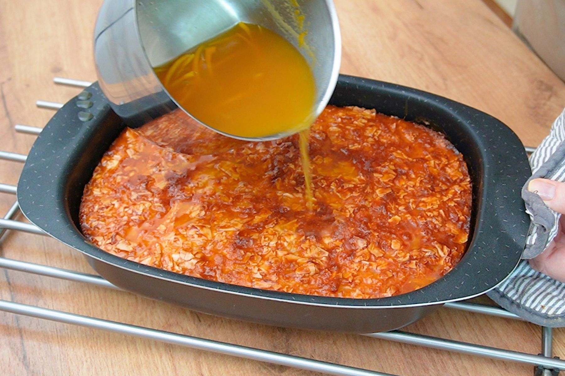 Turnare de sirop de portocale peste Portokalopita - desert grecesc însiropat