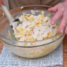 Foi de plăcintă rupte amestecate cu cremă de iaurt și portocale pentru Portokalopita