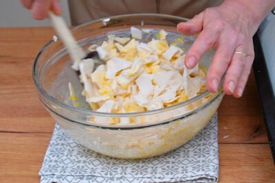 Foi de plăcintă rupte amestecate cu cremă de iaurt și portocale pentru Portokalopita