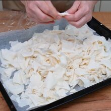 Foi subțiri de plăcintă rupte și uscate pentru Portokalopita, pregătite pe tavă