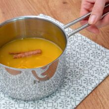 Sirop de portocale cu scorțișoară pregătit pentru Portokalopita – rețetă tradițională grecească