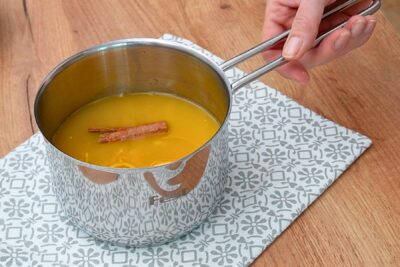 Sirop de portocale cu scorțișoară pregătit pentru Portokalopita - rețetă tradițională grecească