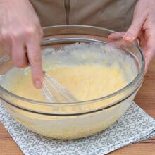 Cremă din ouă, iaurt grecesc și coajă de portocală pentru desertul Portokalopita