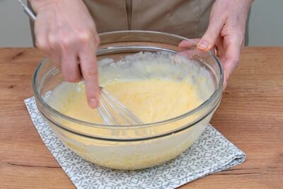 Cremă din ouă, iaurt grecesc și coajă de portocală pentru desertul Portokalopita