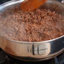 Carne tocată călită cu ceapă și condimente pentru varză a la Cluj, rețetă românească tradițională