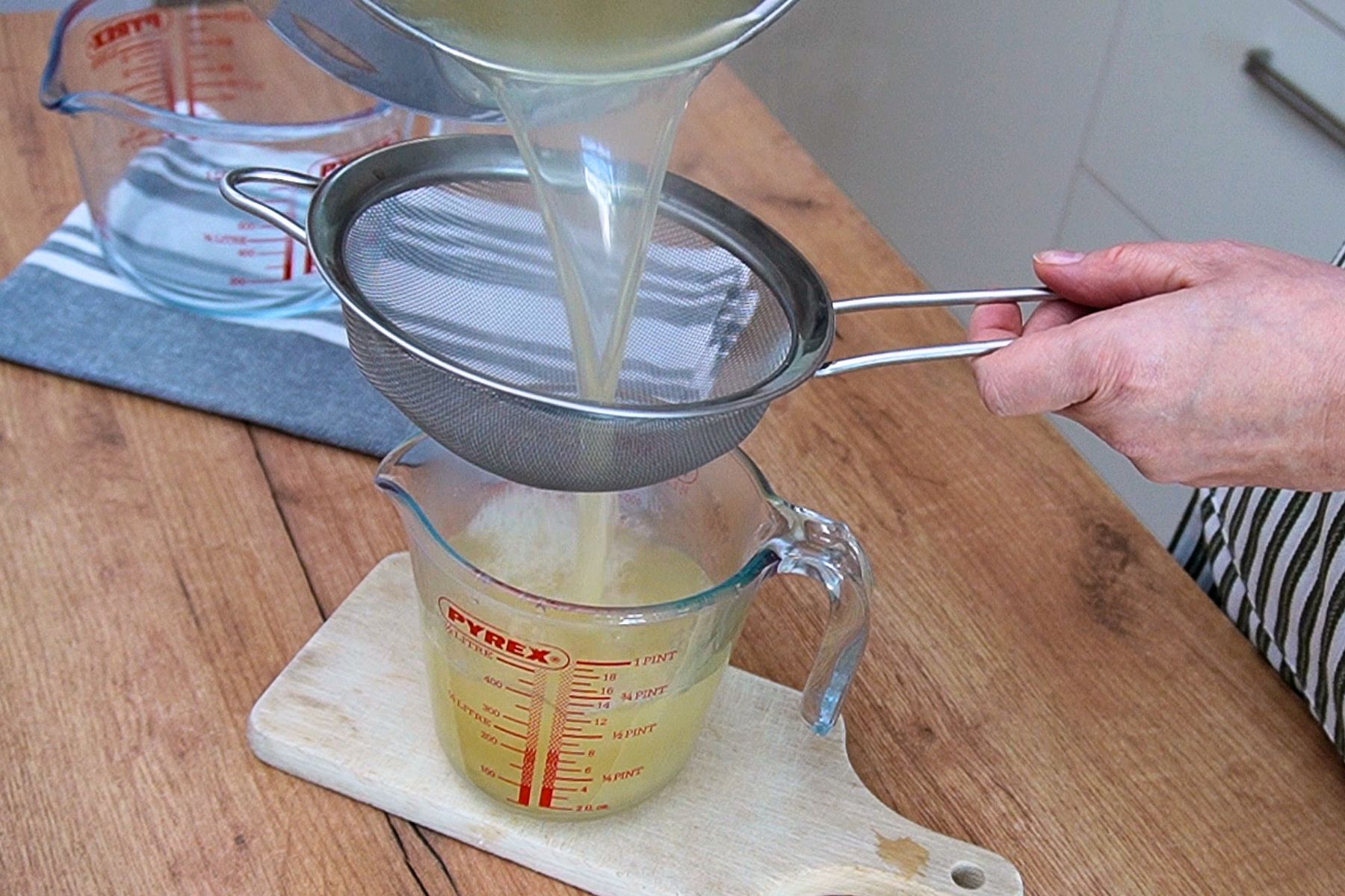 Strecurarea supei în care au fiert pipotele și inimile de pui