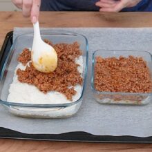 Montarea straturilor pentru varză a la Cluj: orez fiert și carne tocată călită într-un vas de sticlă