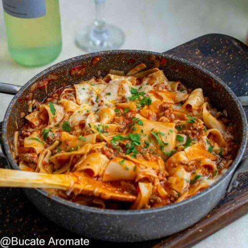 Lasagna rapidă fără cuptor, cu carne tocată și foi de lasagna gătite la tigaie, presărată cu pătrunjel