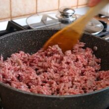 Carne tocată de porc rumenită în tigaie, primul pas pentru lasagna rapidă fără cuptor