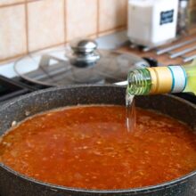 Sos de roșii pentru lasagna la tigaie, subțiat cu supă și vin, pregătit pentru gătirea foilor fără cuptor