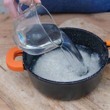 Fierberea orezului pe jumătate pentru varză a la Cluj, înainte de montarea în straturi