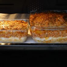 Varză a la Cluj coaptă la cuptor, cu straturi de varză murată, carne tocată și orez cremos