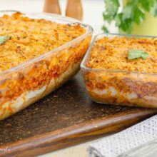 Tăvi cu varză a la Cluj cu straturi vizibile de carne, orez și varză murată, rețetă românească coaptă la cuptor