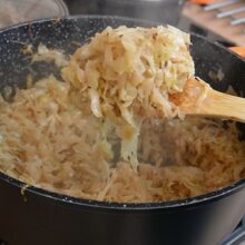 Varză murată călită pentru varză a la Cluj, pregătită înainte de montarea în tavă