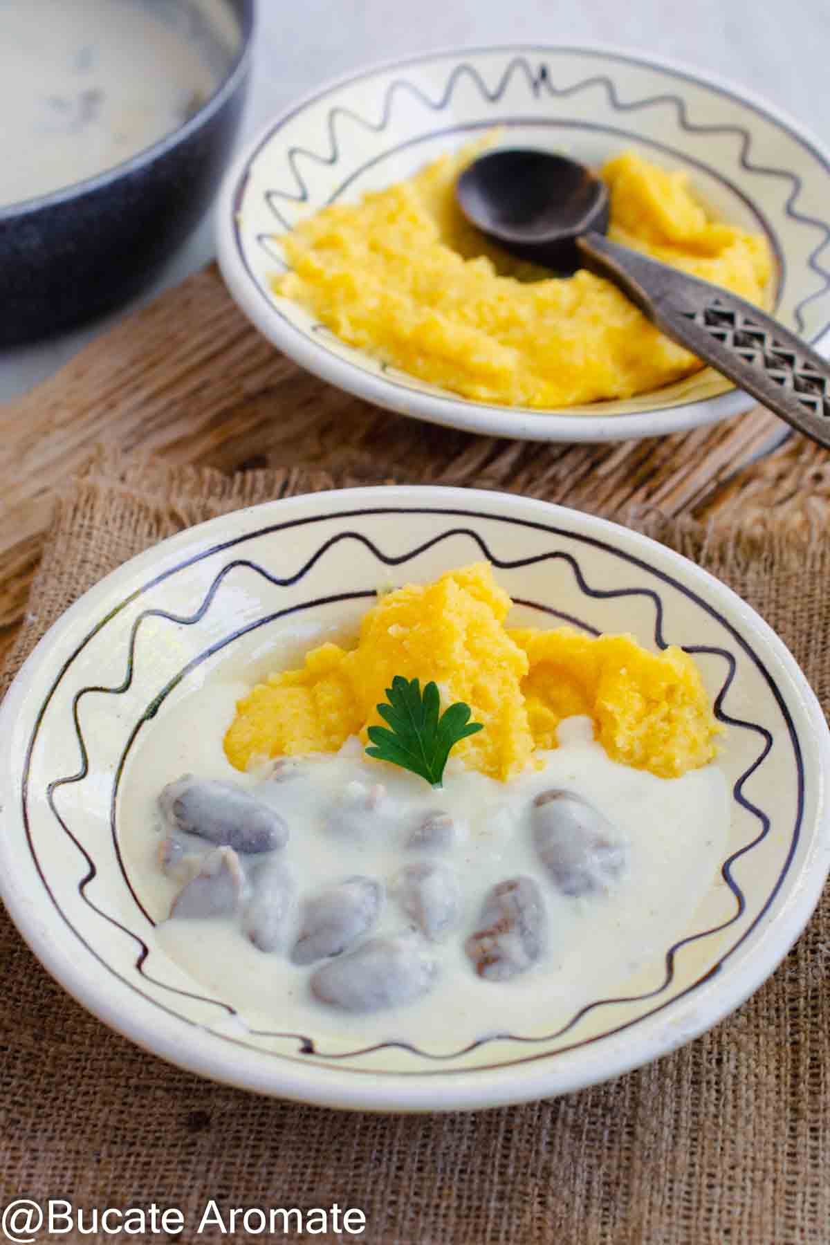 Porție de ciulama cremoasă de pipote și inimi de pui, cu mămăliguță